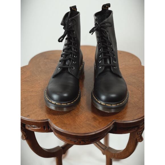 Dr. Martens 1460 Black Lace Up Combat Boot US Women's 8 #0006 Thailand - Picture 1 of 7
